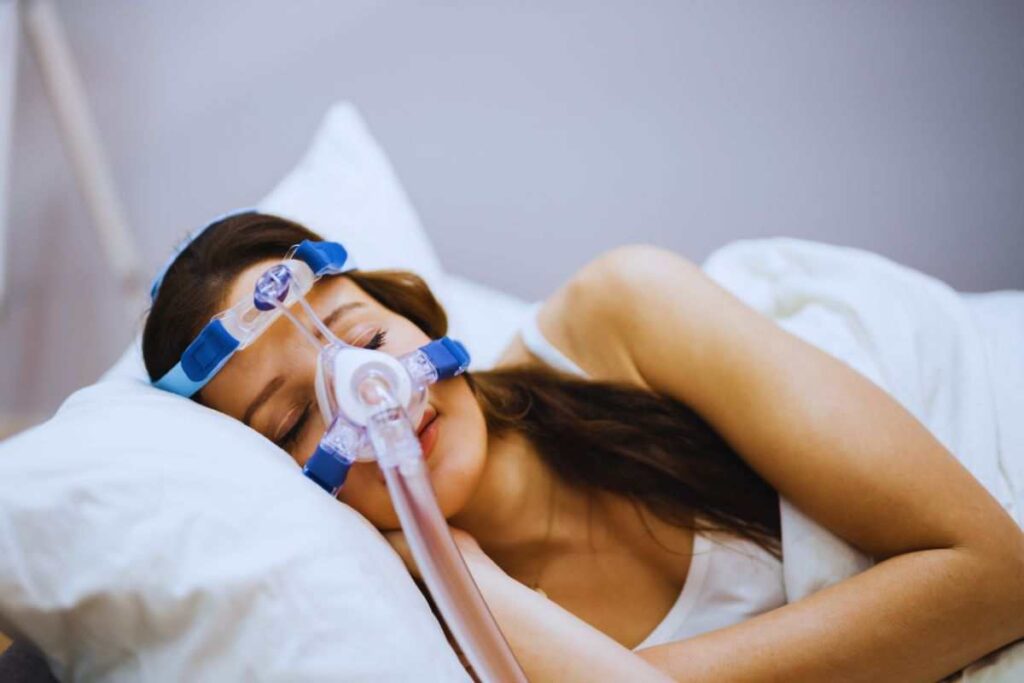 una ragazza con la cpap per le apnee notturne